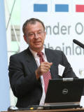 Hans-Georg Huber bei seinem Vortrag vor Familienunternehmern zum Thema Nachfolge